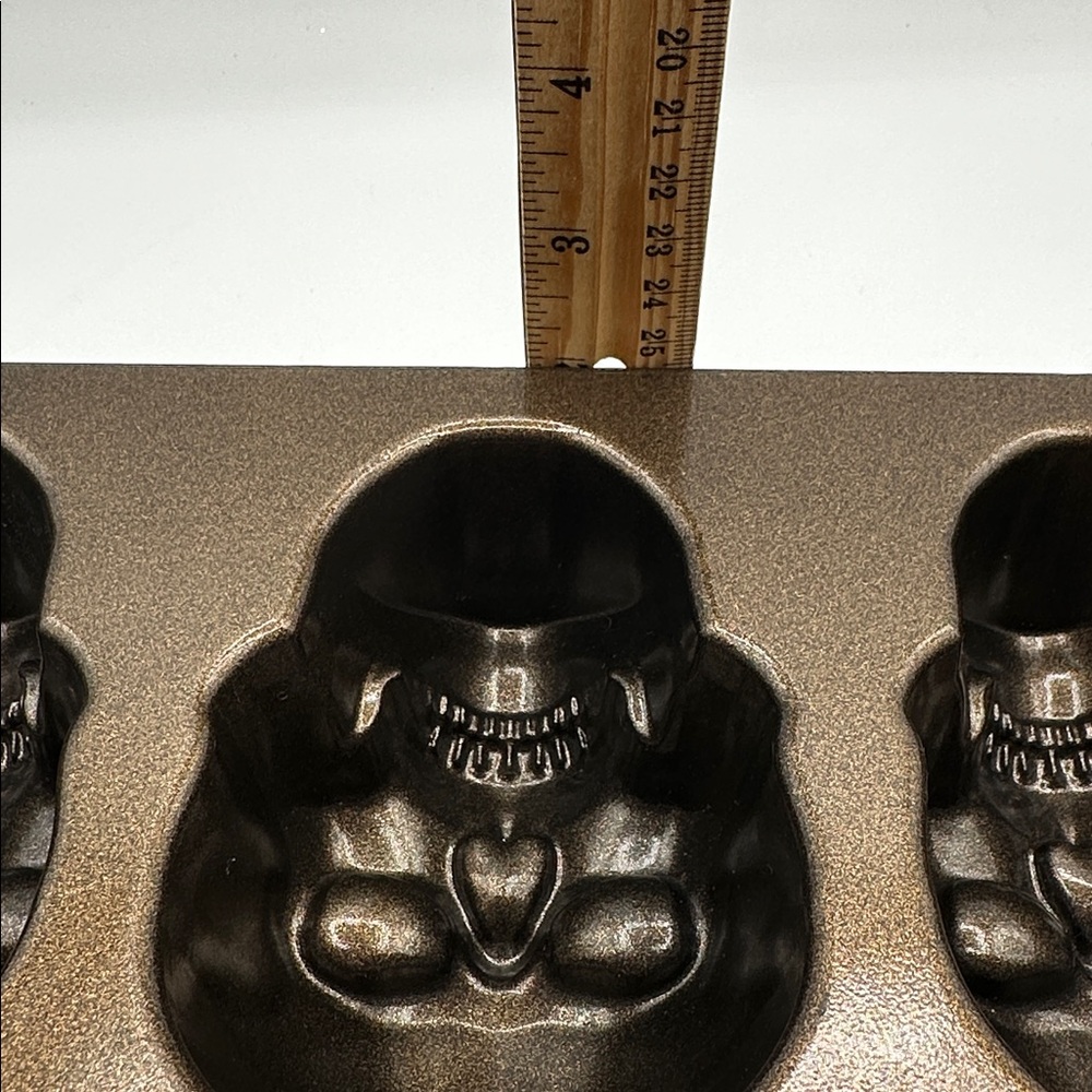 Nordic Ware Mini Skull Cakelet Pan 5 Cups. Spooky &
Haunted. - Picture 9 of 16